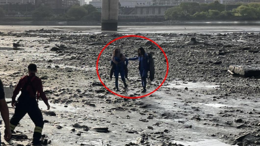 婦人卡在泥濘中。（圖／翻攝台北市消防局）