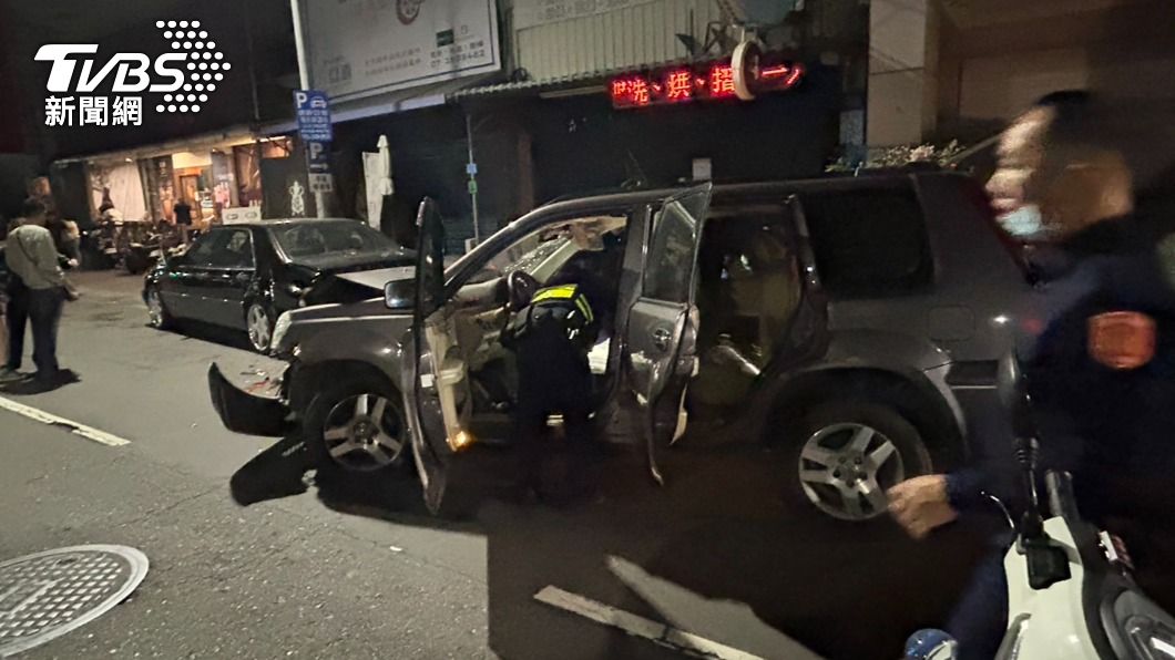 深夜圍捕片!男拒撿「連闖4紅燈」慘自撞 警掏槍逮毒蟲