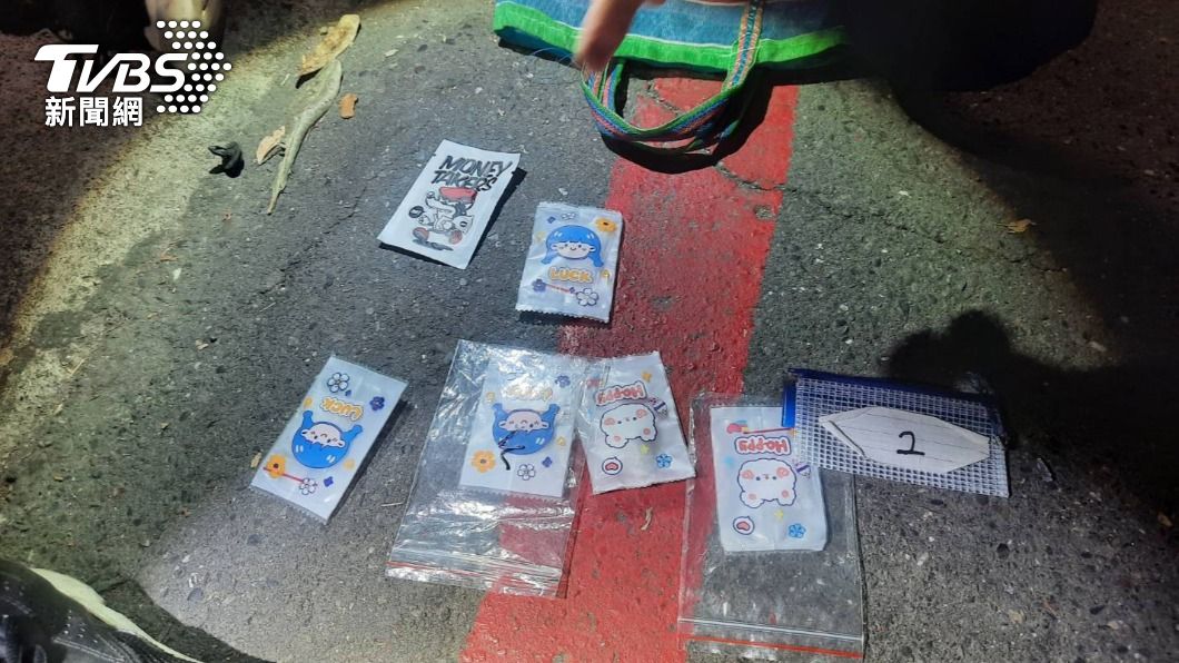 警方進行搜索時，於副駕駛座腳踏墊等處發現多包毒品。（圖／TVBS）