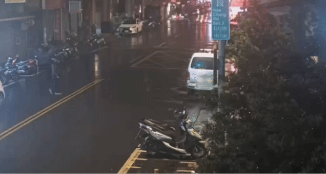 行人穿越馬路遭撞。（圖／TVBS）