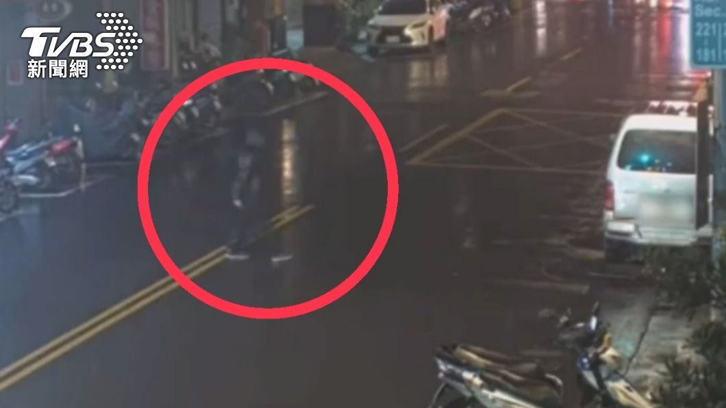 晚上十點「一身黑」穿越馬路 北市七旬翁遭直行機車撞飛慘摔