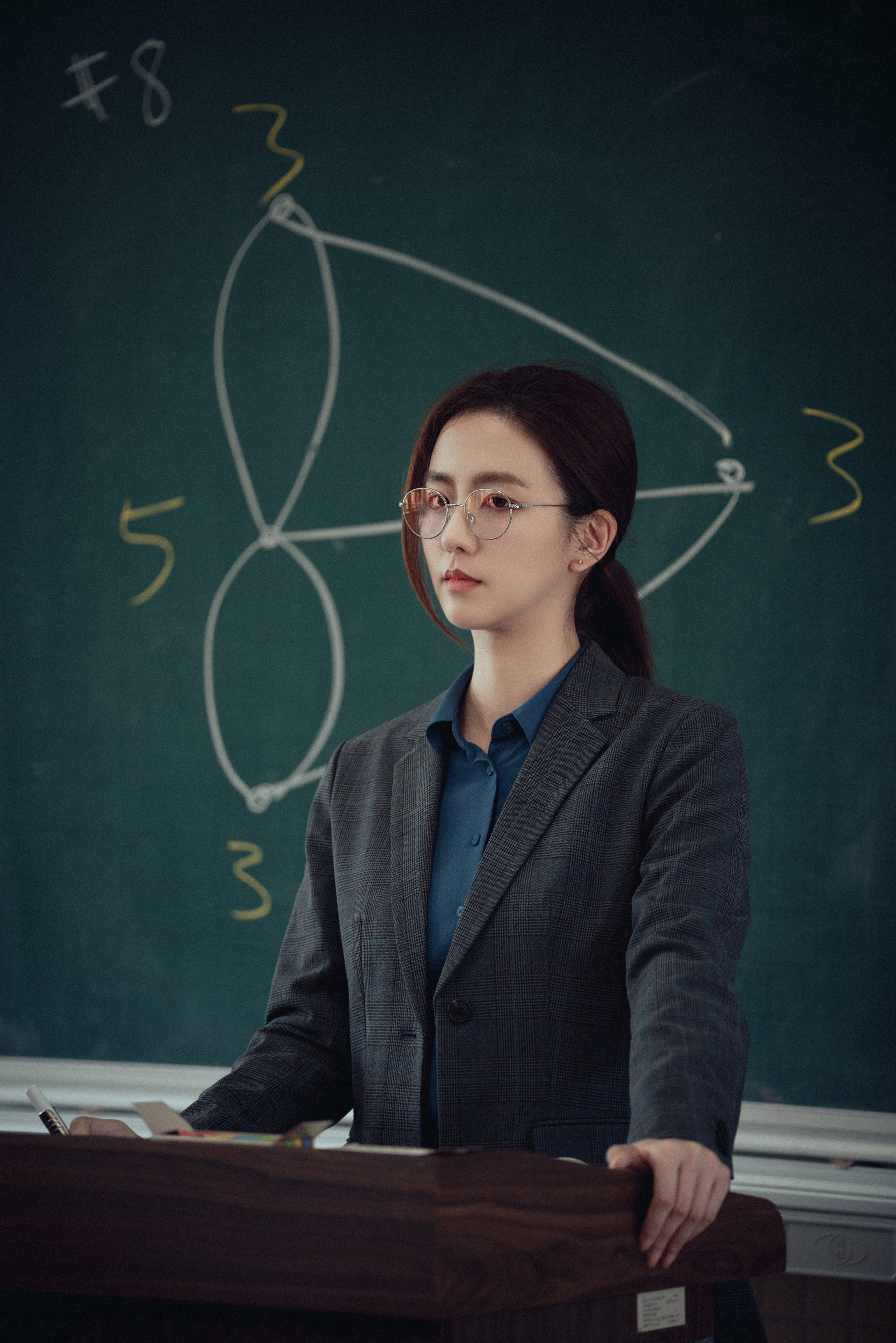 周曉涵這次演出看起來嚴肅的美女老師。(圖/絡思本娛樂提供)