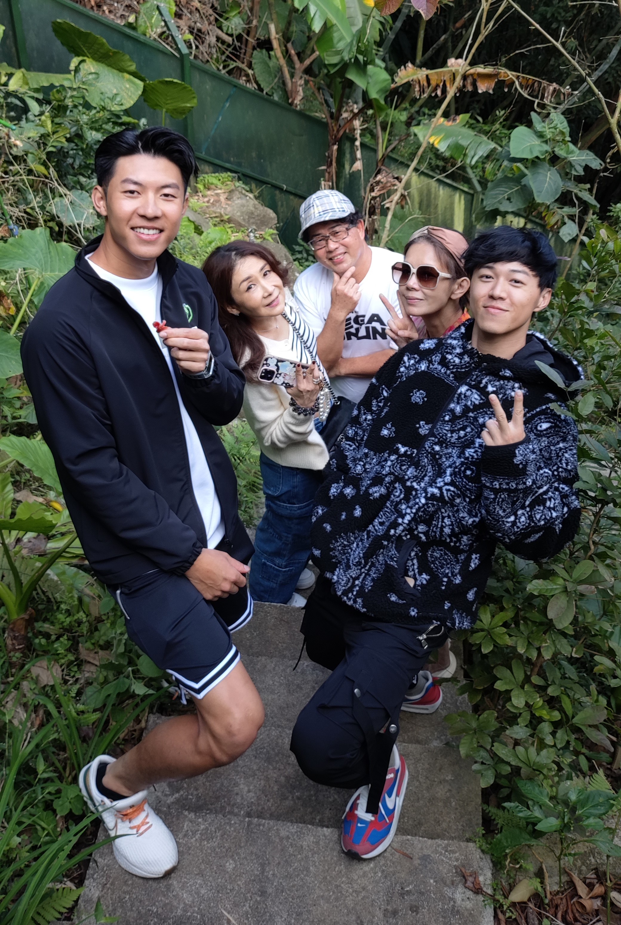 劉丞(左起)、曲艾玲、林國基、林美貞、游書庭開年一同走春。(圖/艾迪昇傳播提供)
