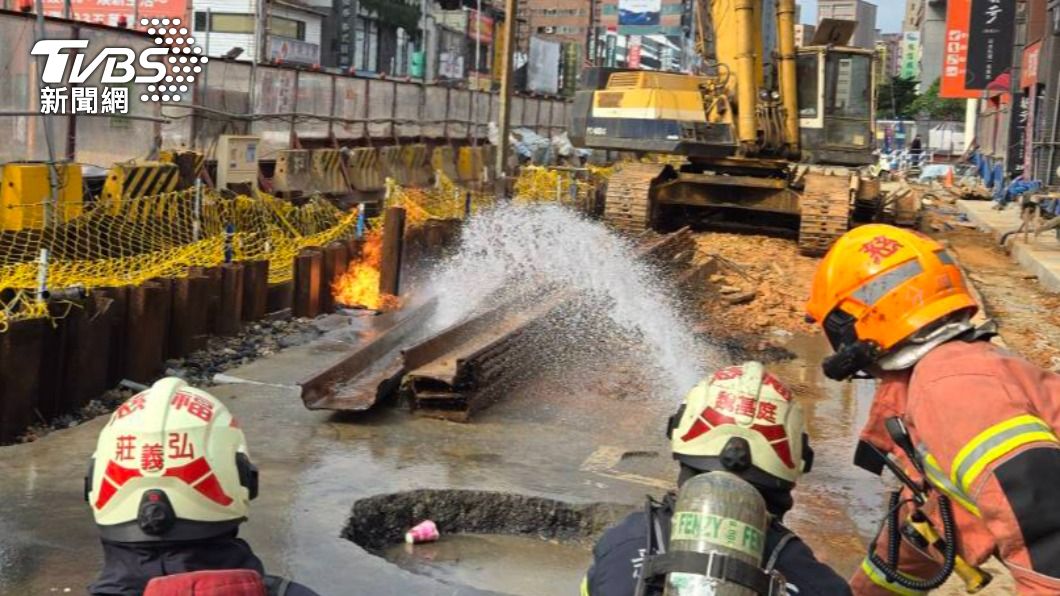 快訊/蘆洲捷運工地瓦斯管受損 瞬間「冒火」封路警戒