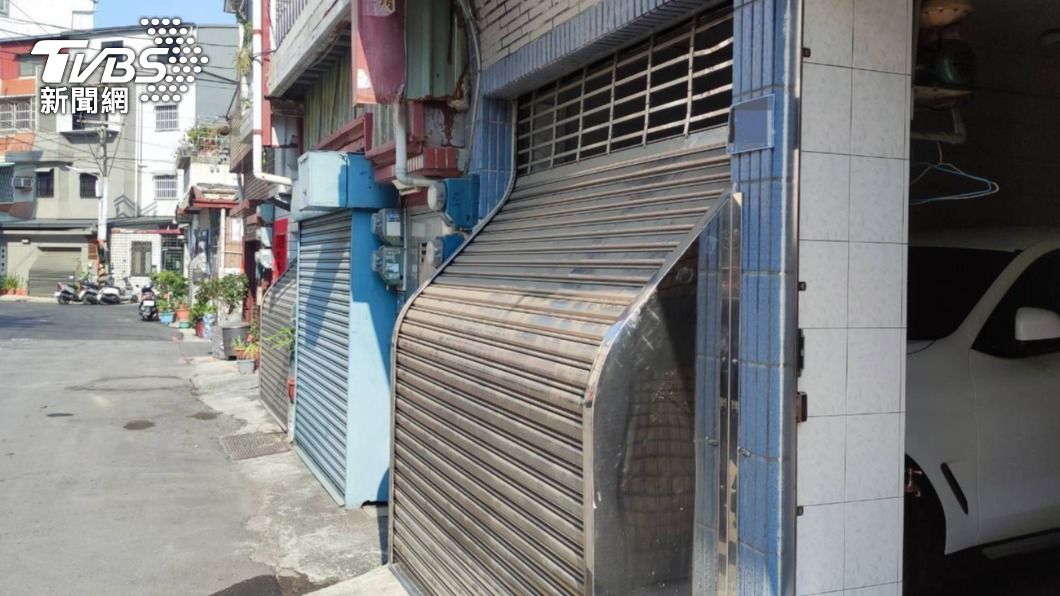 快訊/忘帶鑰匙鐵捲門突啟動 男右臂慘遭捲入「夾到見骨」