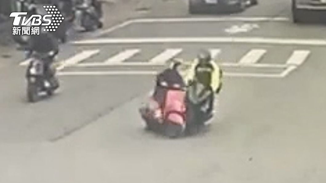 有片／三重女外側車道「鬼切」左轉　害直行騎士撞上肋骨斷