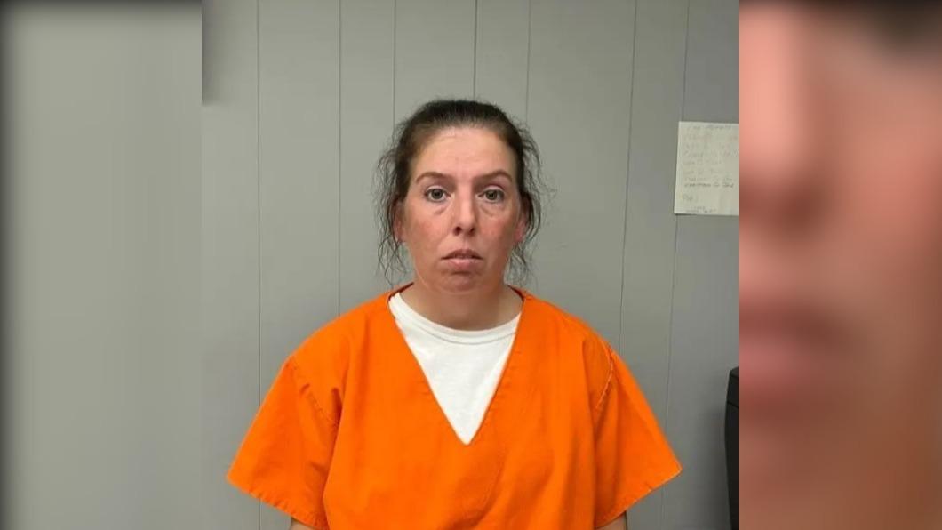 39歲的女獄警福克斯被同事撞見正在與囚犯發生性關係。(圖/翻攝自Crittenden County Jail)