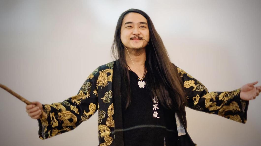 幻術師大仙演出遭拆台 扶輪社長2次鞠躬歉:做了不好示範