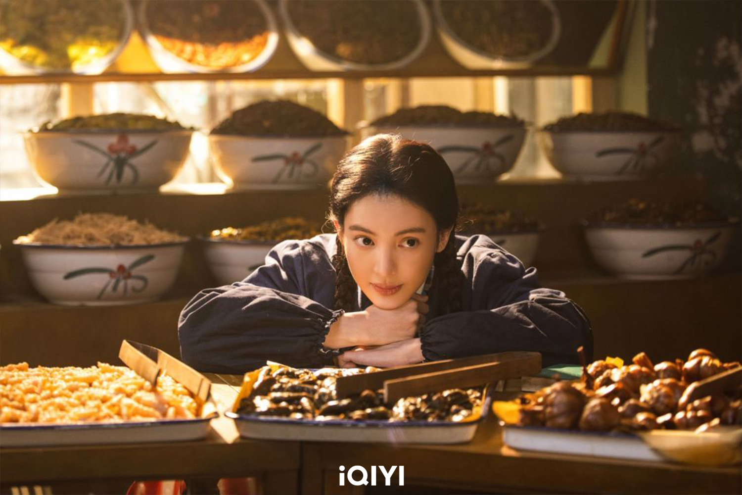 金晨冬天拍戲灌冷水防冒煙,劇中狂嗆奧客不嘴軟。(圖/iQIYI國際站提供)