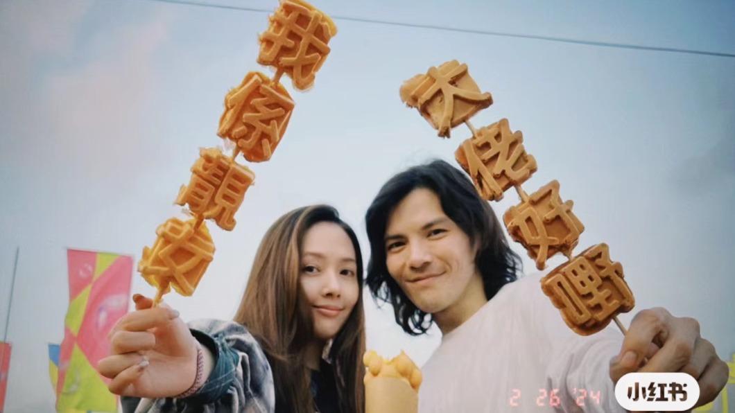 向佐帶老婆郭碧婷到香港旅遊,幸福美滿令人羨慕。(圖/翻攝自向佐小紅書)