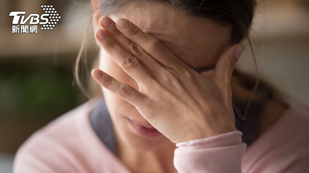 女子吃完披薩後開始出現頭痛、肌肉痠痛、嘔吐、脖子僵硬等症狀。(示意圖/shutterstock達志影像)