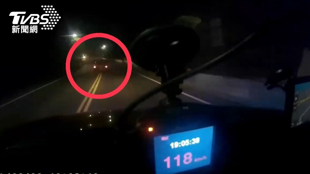 李嫌車速過快失控自撞路邊護欄。(圖/TVBS)