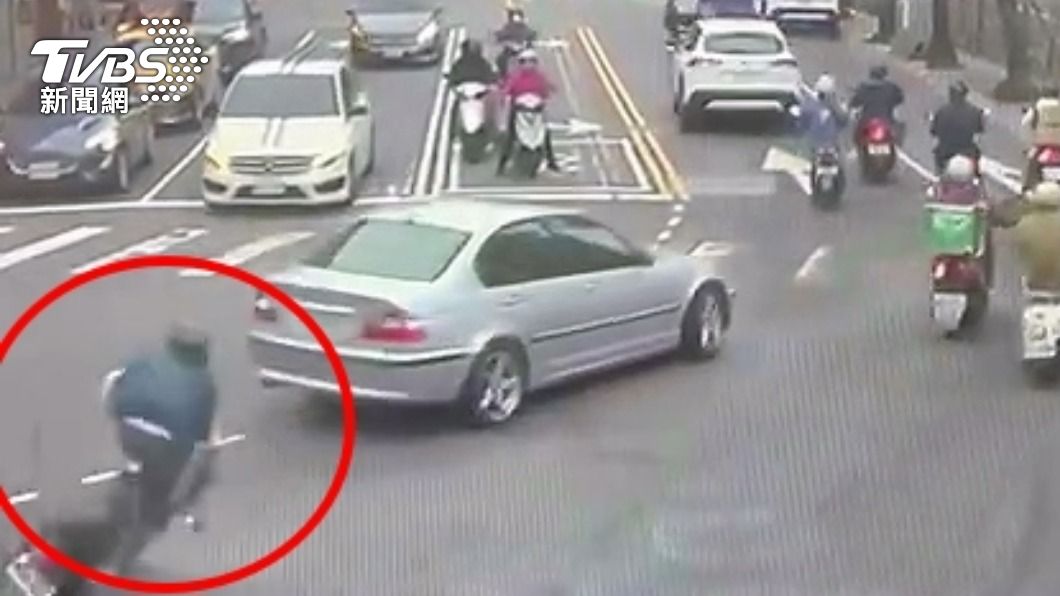 女騎士鑽車縫撞破小貨車油箱　沿路滴害4車6人慘摔