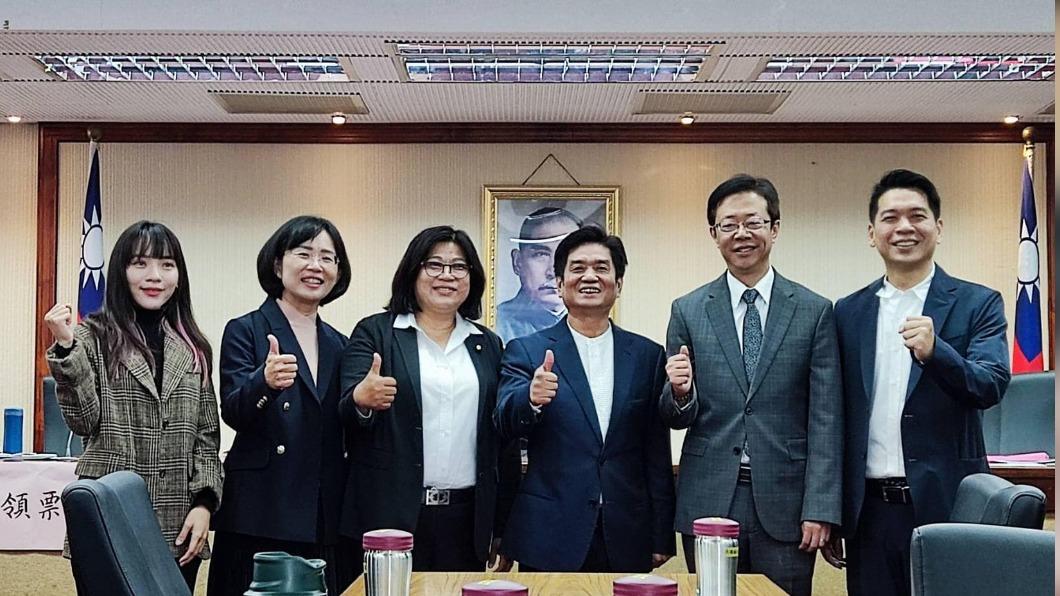 反對縮短陸配入籍時間 黃捷曝理由:投票給你們的是中國人嗎