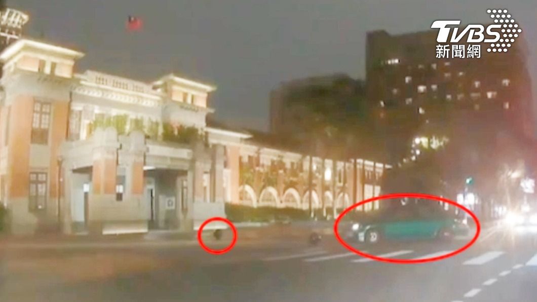 新竹男開車失控暴衝市府護欄　撞斷1大石球一路滾竟肇逃