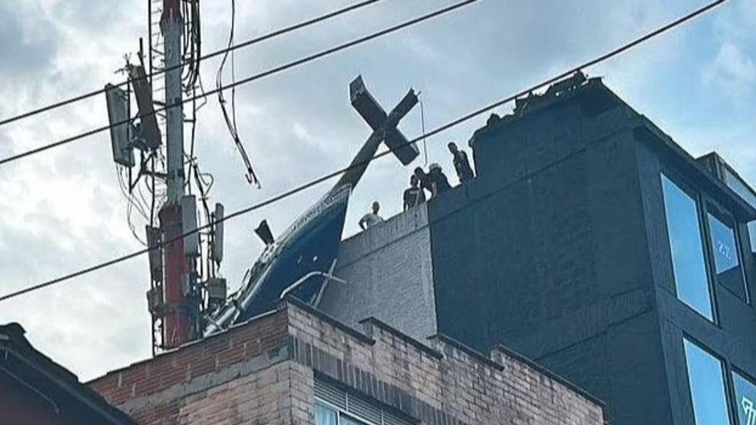 直升機墜毀後卡在建築和電線桿之間。(圖/翻攝自Jam Press)