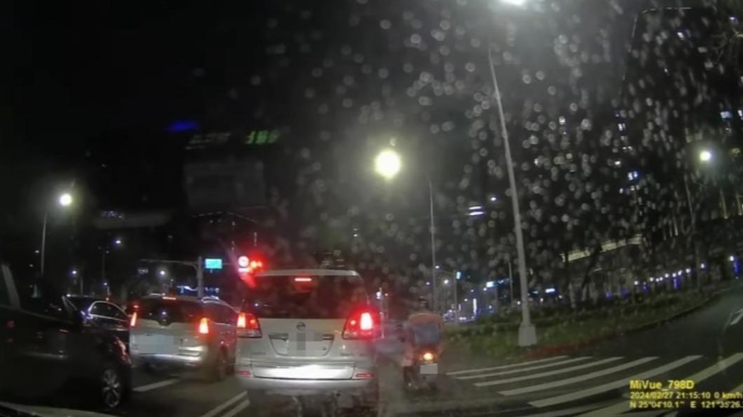 司機在車道上停等紅燈。（圖／翻攝Facebook八卦村 - 行車紀錄器影片上傳中心）