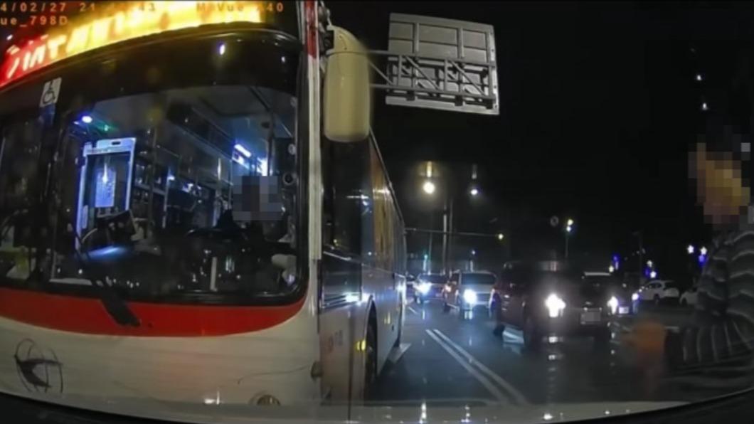 多元化計程車司機被敲車身下車報警。（圖／翻攝Facebook八卦村 - 行車紀錄器影片上傳中心）