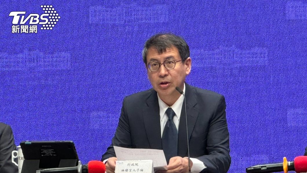藍推陸配拿身分證縮短至4年 行政院表態:沒修法規劃