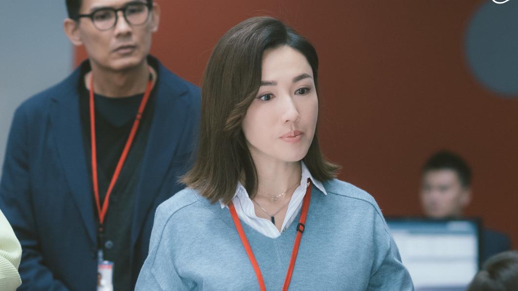 李施嬅在劇中飾演午間新聞主播。(圖/翻攝自微博)