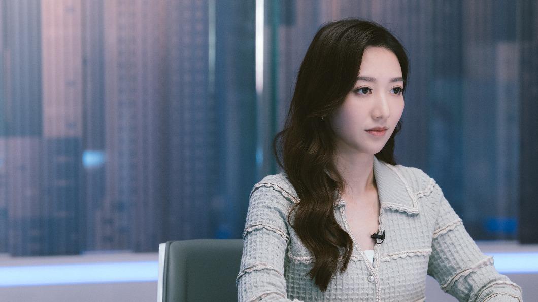 何依婷在劇中飾演夜間新聞主播。(圖/翻攝自微博)