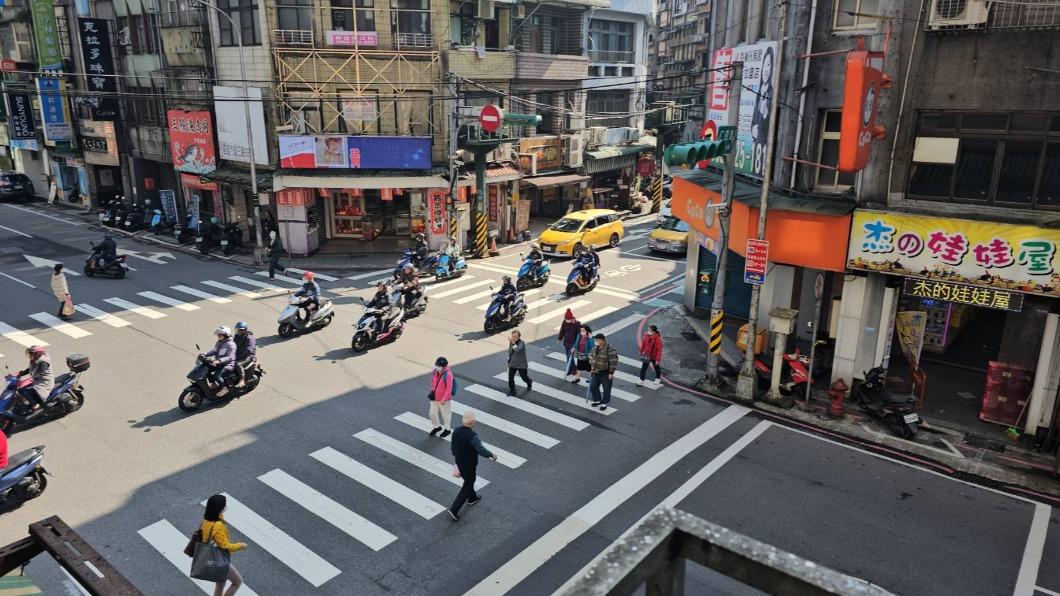 基隆仁愛市場路口　將設「行人專用時相」