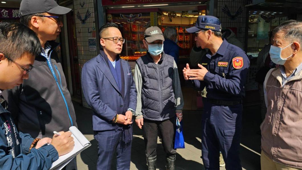 議長童子瑋到場會勘,建議在愛三路、仁四路交岔路口設「行人專用時相」,市府交通處預計清明節前設置完畢。(圖/基隆市議長室提供)