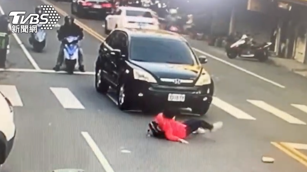女童上學時遭轎車撞飛。(圖/TVBS)