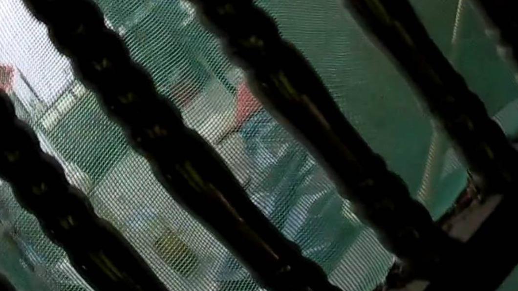 獨居老翁家中跌倒 女警機警拉鐵門救援