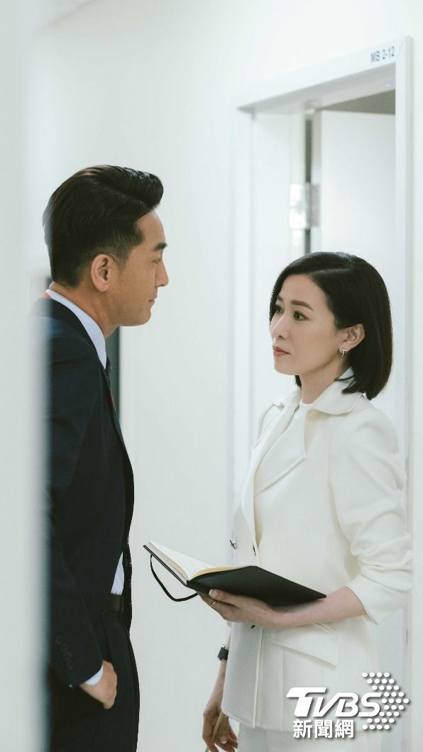佘詩曼(右)和馬國明劇中為爭奪公司資源而展開對立。(圖/TVBS)