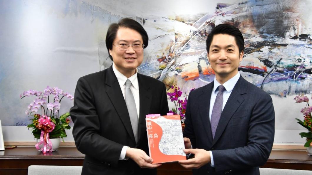 見蔣萬安談社子島!林右昌送親作筆記書籍:傳遞在地聲音