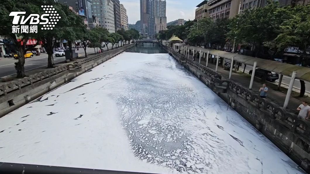 基隆田寮河驚見「白雪」浮河面　廠商違法排汙水泡沫