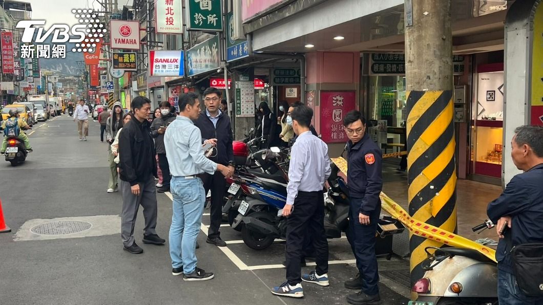 警方到場拉起封鎖線。(圖/TVBS)