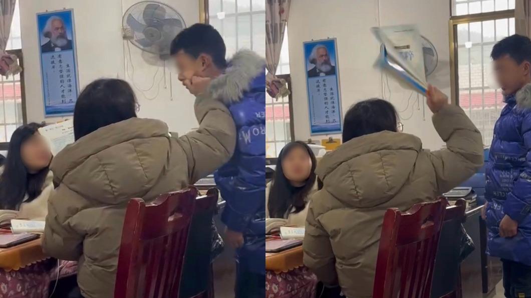 老師掐男學生臉,並拿書本朝頭部毆打。(圖/翻攝自微博)