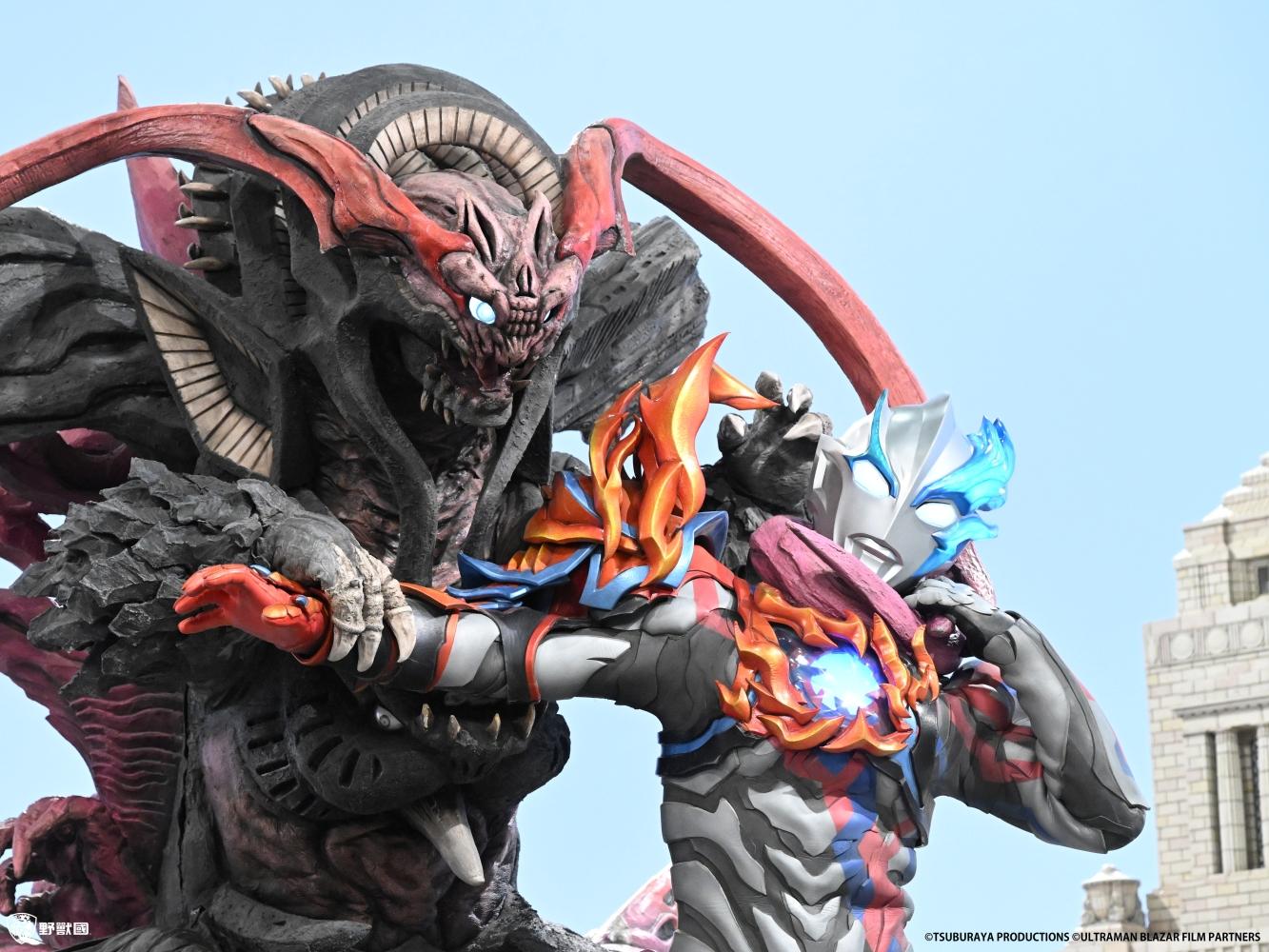 超人力霸王布雷薩將對抗魔獸貢吉魯剛(右)。(圖/野獸國提供)