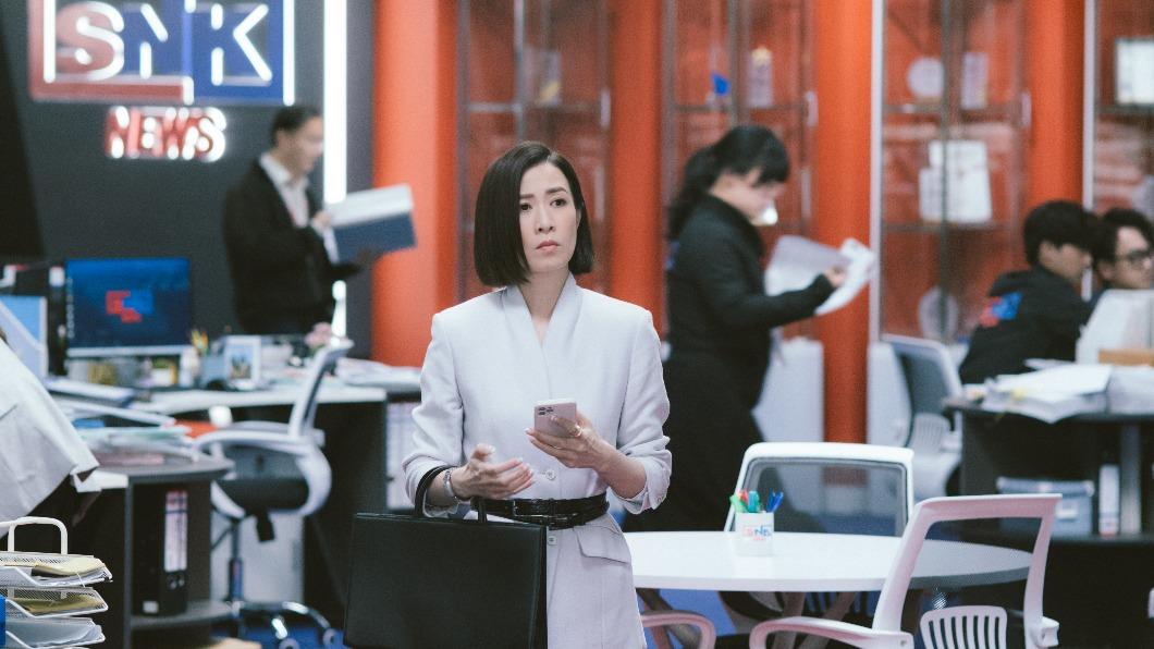 《新聞女王》重燃港劇魂!佘詩曼成霸氣女主播 網讚:演技沒話說