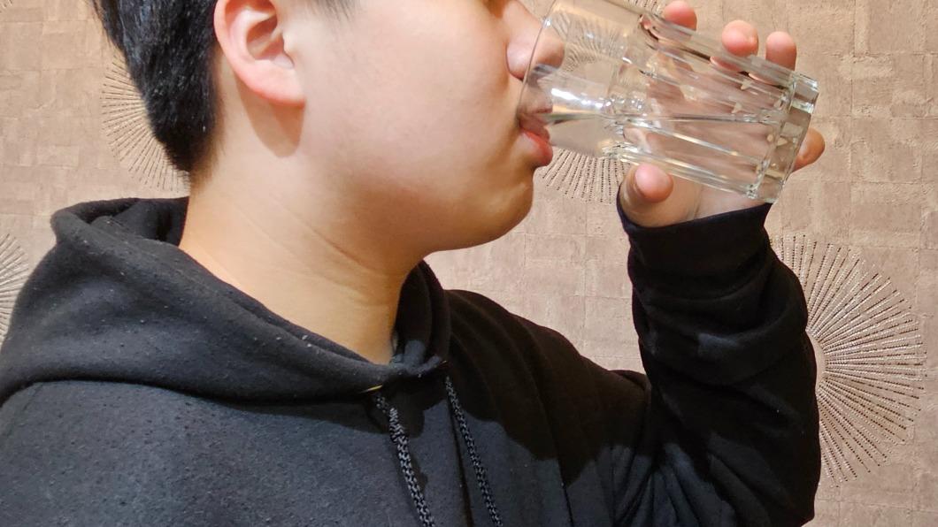 國三男喝水比賽「狂灌6千cc」嘔吐昏迷 住進ICU急性水中毒