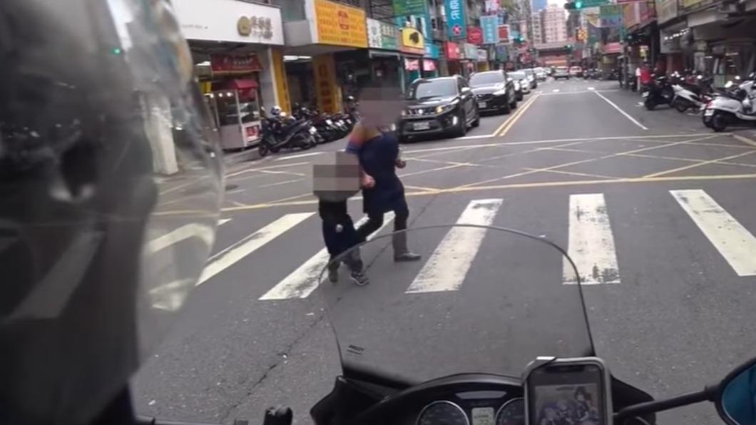 27秒片超暖心!嬤牽孫過「無號誌燈」路口 汽機車100分示範被讚爆