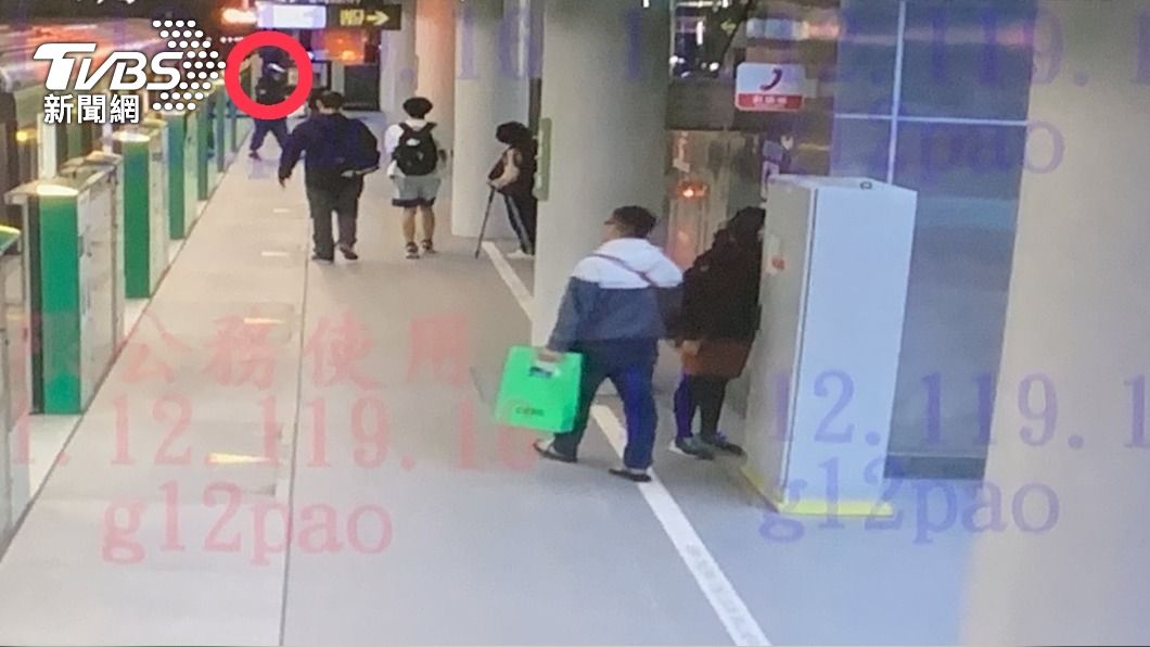 中捷驚見亮槍怪客!男疑創業失敗掏玩具槍 乘客嚇壞到站狂逃