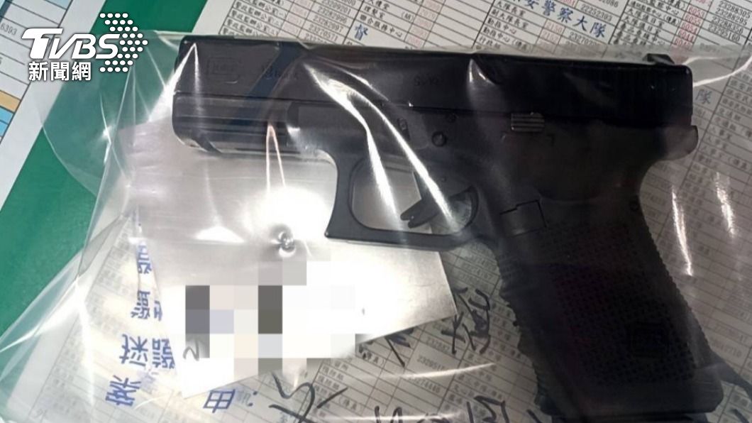 警方事後在車廂內找到葉男把玩的黑色玩具槍。（圖／TVBS）