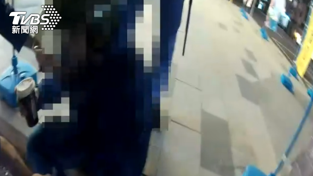 葉男頭戴安全帽，遭警方逮捕時還大言不慚表示自己沒幹嘛。（圖／TVBS）