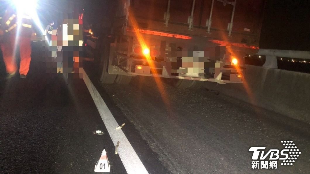 51歲拖車司機洪男下車處理停在外側路肩故障聯結車發生意外。(圖/TVBS)