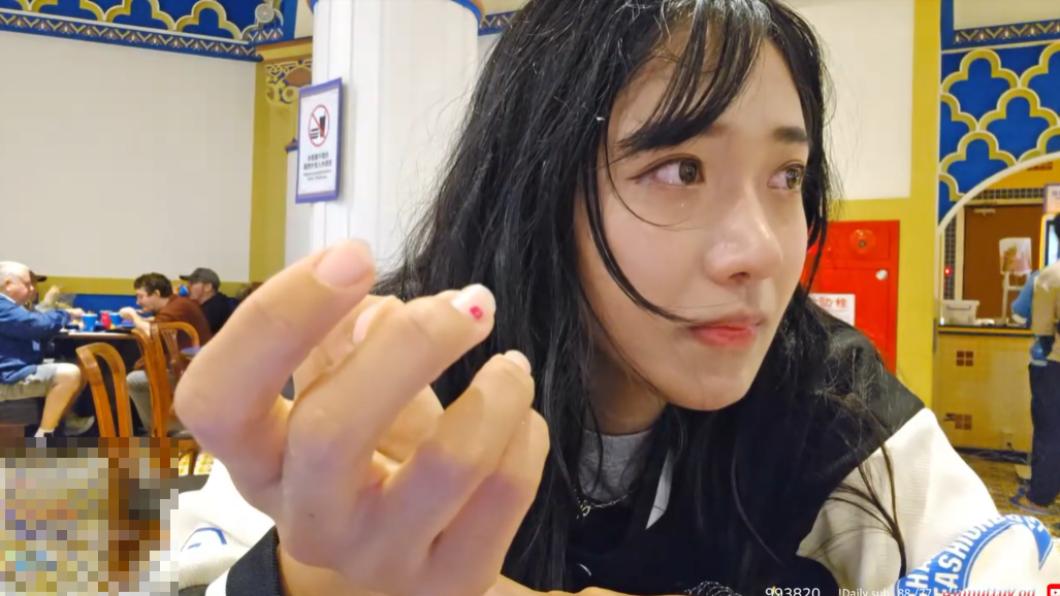 企鵝妹在六福村玩到臉色發白,她自認是食物中毒,在救護車上還吐了2次。(圖/翻攝自Twitch)