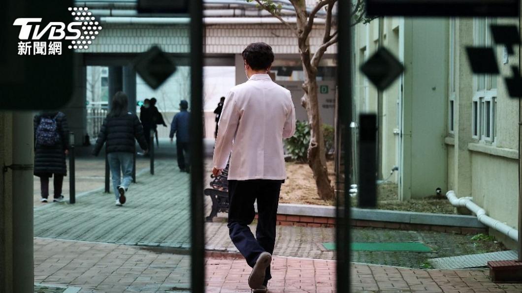 《韓聯社》認為實際觀察南韓醫院現場景象,「完全無法感受到」醫師回歸崗位的感覺。(圖/達志影像路透社)