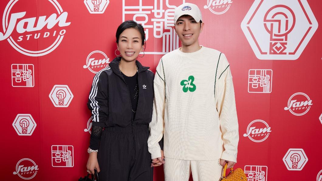 好幸福!蕭敬騰緊牽愛妻現身春酒 豪灑百萬紅包「李炳輝也來了」