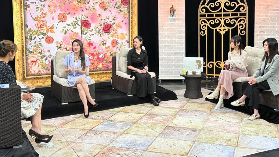 歐若拉(左二)上分享《單身行不行》,婚姻故事令眾人聽傻眼。(圖/翻攝自歐若拉IG)