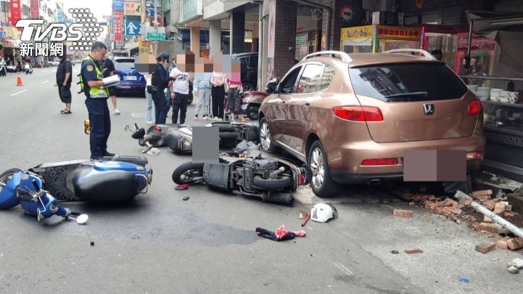快訊/開試駕車結果爆胎!他撞毀整排攤販機車 闆娘慘遭波及