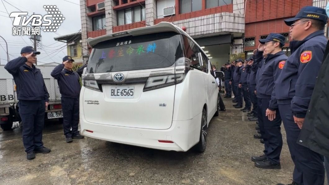 枉死警家屬招魂 同仁列隊送別…所長崩潰哭喊:任務結束
