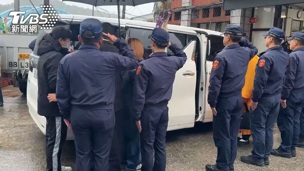 蘇員的遺體回到八堵分駐所,同事列隊鞠躬送別。(圖/林意筑攝)