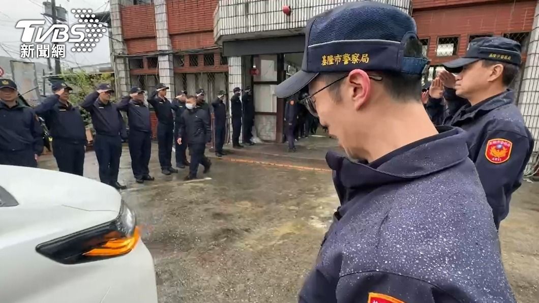 蘇員的遺體回到八堵分駐所,同事列隊鞠躬送別,所長崩潰大哭。(圖/林意筑攝)